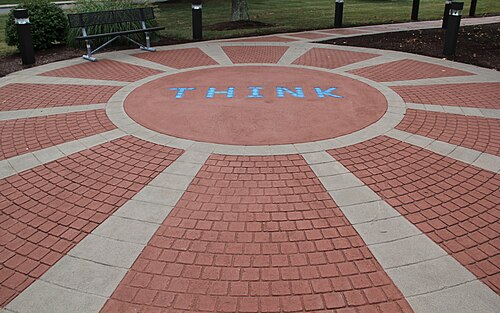 IBM ポキプシー サイトの歩道に「THINK」という言葉が書かれている
