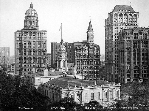 1906年、ニューヨーク市庁舎から東を望む。ナッソー・ストリート150番地は、パーク・ロウ41番地の後ろ、右手奥に見える。旧ニューヨーク・ワールド・ビル（左）とニューヨーク・トリビューン・ビル（中央）も見える。