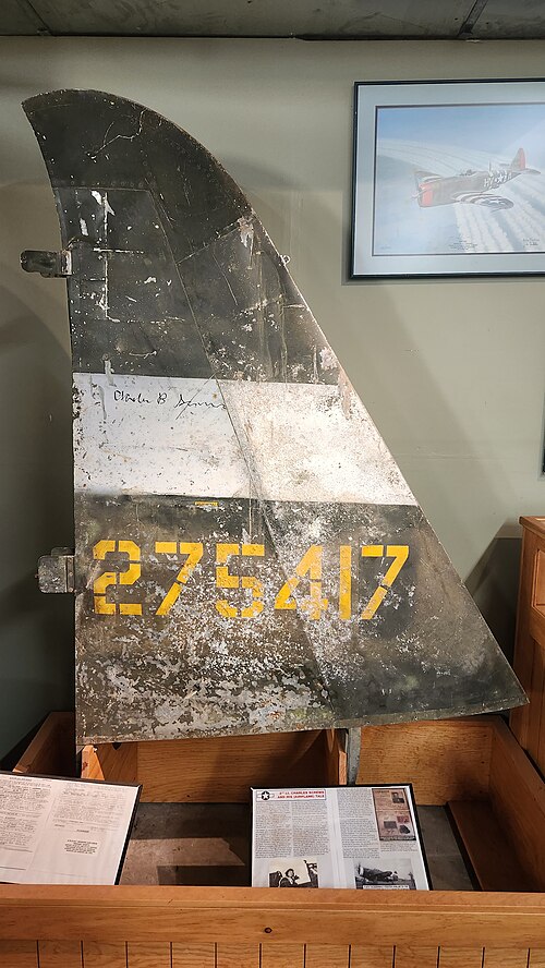 P-47D シリアル番号: 42-75417 の垂直尾翼には、撃墜された際に操縦していたパイロット、チャールズ・スクルーズのサインが入っています。