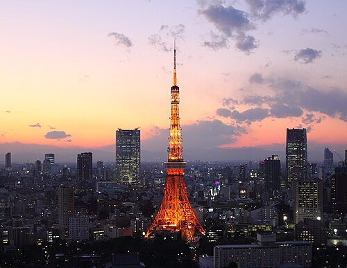 夕暮れ時の東京タワー