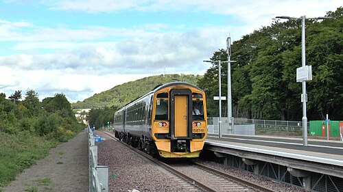 ツイードバンク駅のプラットホームにあるクラス 158 DMU