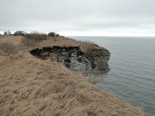 町の近くの岩の多い海岸