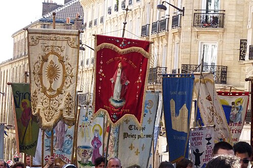 8月15日、パリの聖母被昇天祭の行列