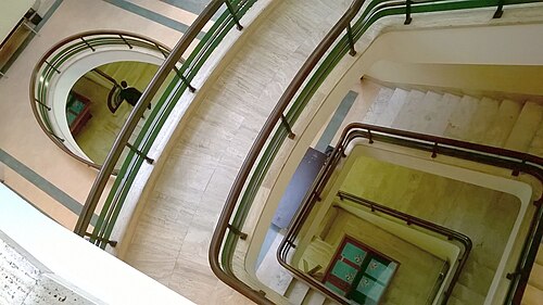 図書館の建物内の階段