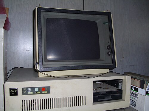 1980 年代のホワイト ボックス IBM PC 互換機。フル ハイトの 5.25 インチ ドライブ ベイ 1 つとハーフ ハイトの 5.25 インチ フロッピー ドライブ 1 台を搭載。[a]
