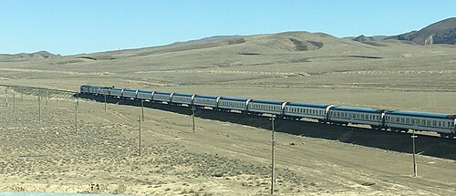 トルクメニスタンのアシガバート東方を走るトランスカスピ海鉄道の旅客列車