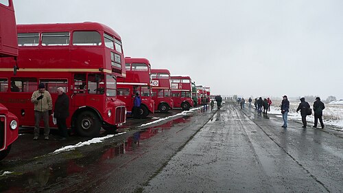 真冬、コブハムバス博物館の AEC ルートマスターの列が、雪に覆われたウィズリー飛行場の滑走路に集結しました。