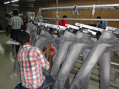 高負荷のかかる部分に強度を加えるために、ジーンズを縫い付ける。