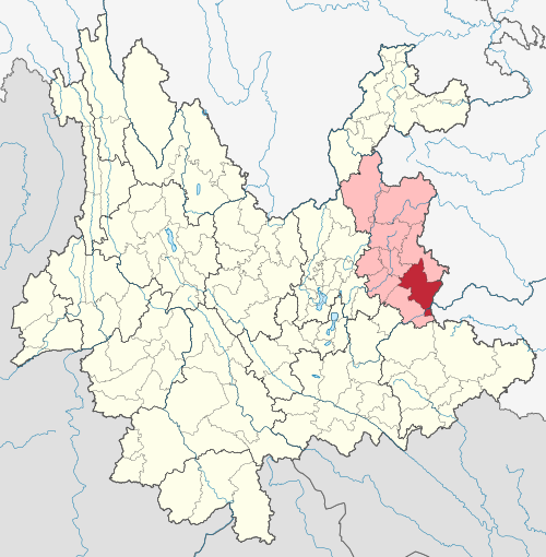 雲南省羅平県（赤）と曲靖市（ピンク）の位置