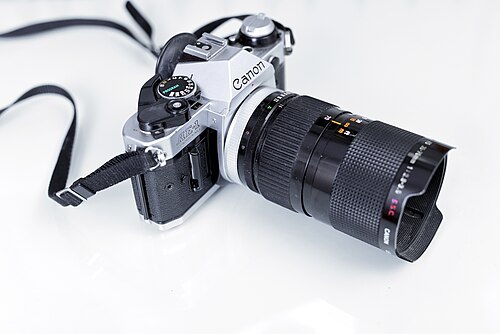 35〜70 f/2.8〜3.5 ズームレンズを搭載した Canon カメラ。ズームレンズの利点は柔軟性ですが、欠点は光学品質です。比較すると、単焦点レンズの方が画質が優れています。