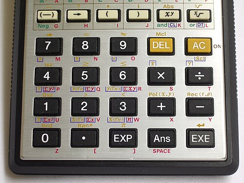下段のキーは、従来のカシオキーボードの配列になっています。EXEキーを押すと、キーボード上で計算式が実行されます。Ansキーは最後の答えを表すために使用でき、簡単な反復関数を構築できます。