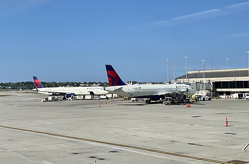 ミッチェル国際空港のコンコース D ランプに着陸するデルタ航空のジェット機。