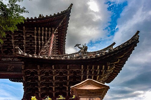 中国の龍と鳳凰のアーチ