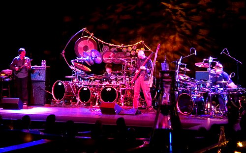 2010 年 1 月 2 日、シアトルのステージに立つ HoBoLeMa。