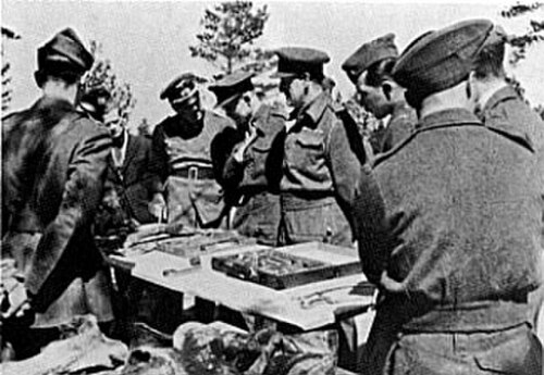 キャプションにあるように、第二次世界大戦時代の制服を着た兵士8人