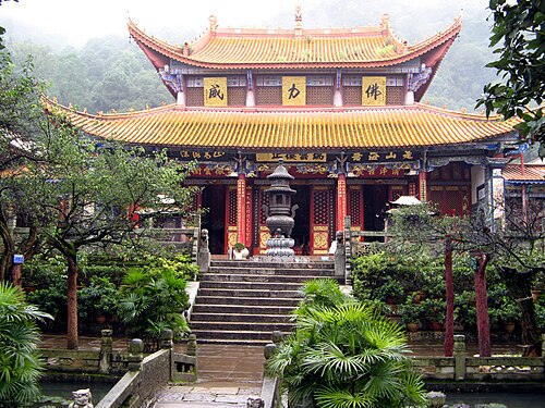 清朝後期（1644～1912年）中国雲南省昆明の華亭寺の大雄宝典。 1883年に再建されました。