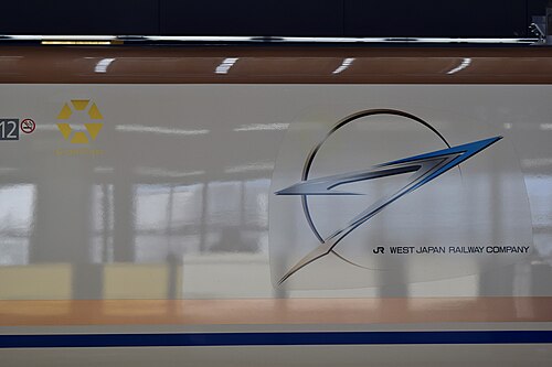 W7 12号車のボディサイドロゴ