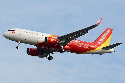 フロントガラスの下にベトナム国旗が描かれたベトジェットエアの航空機。ベトナム国旗の象徴である赤地に黄色の星は、エンジンの装飾にも用いられている。