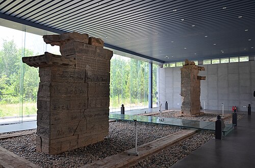 登封の宋山寺にある石彫の闕一対 – 東漢