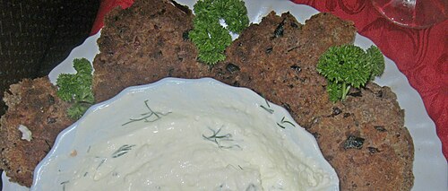 豆のパテ、ソース添え