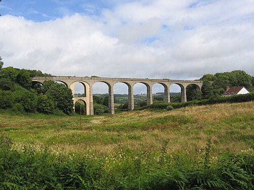 アップライム近くのカニントン高架橋。沈下後のレンガ補強アーチが見える。