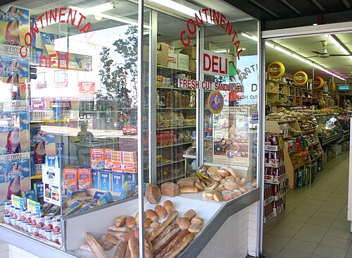 パンやその他の食品を並べたデリのショーウィンドウ