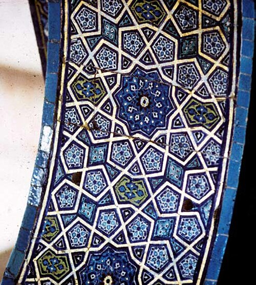 トルコ、ブルサにあるオスマン帝国時代の緑のモスク（1424年建造）のアーチ。ギリフと呼ばれる10角星と五角形が描かれている。