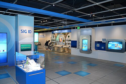 オープンスペースと展示物のある博物館の内部の眺め