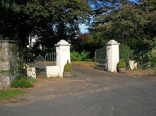 2007 年、ノース・エアシャーのケノックス・ハウスにある古いロッジの門と遺跡。