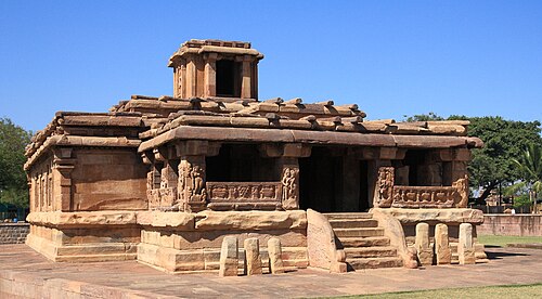 カルナータカ州アイホールのヒンズー教・ジャイナ教・仏教寺院跡にある、5 世紀のラドハン シヴァ寺院