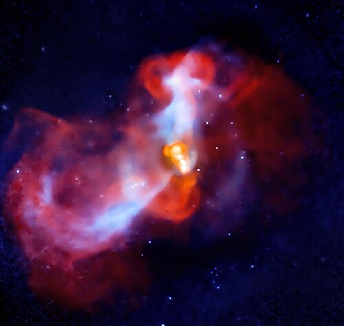 X線画像では、星団から放出された青く見える高温物質がM87の中心に向かって落下し、冷却されることで明るさが弱まっていく。ジェット（電波画像ではオレンジ色に見える）はこの落下を妨げ、落下する物質を上方に押し上げる。