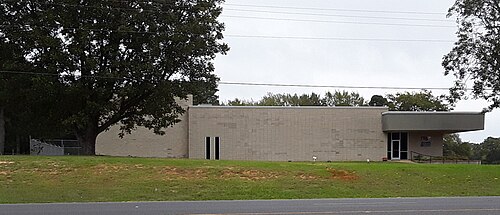 小さなエントランスエリアとほとんど空白の正面壁を持つ1階建てのオフィスビル