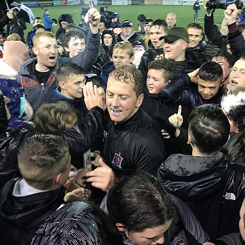 リーグ優勝を祝うダンドークFCの監督、ヴィニー・パースの写真