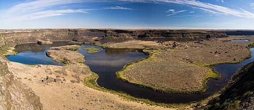 ドライフォールズは、ワシントン州東部の大部分を占める半砂漠地帯、チャネルド・スカブランドにある。