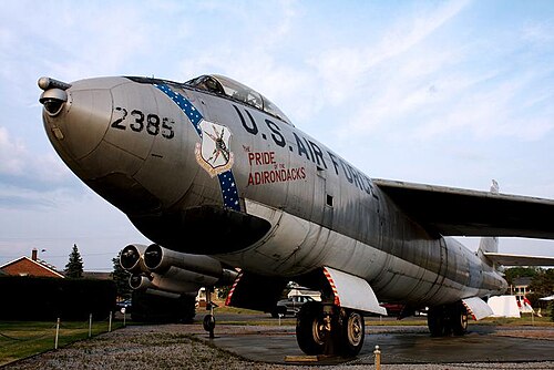 クライド A. ルイス航空公園に展示されている「アディロンダックの誇り」の銘が刻まれた B-47