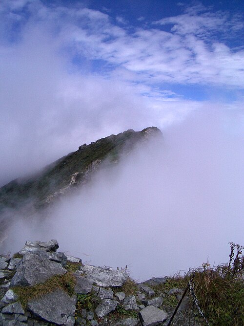 雲の中の谷川岳山頂