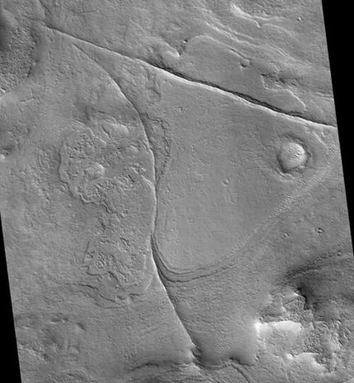 HiRISE で撮影した Coloe Fossae 堤防および/または断層。堤防や断層が鉱床を生成した可能性があります。コロエ フォッサエはイスメニウス ラクスの四角形にあります。