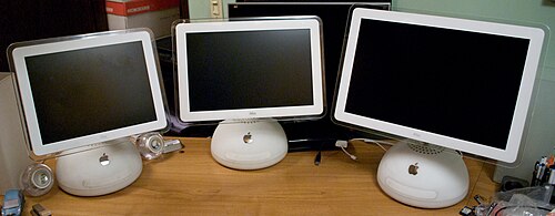 3台の白いコンピューターが横一列に並んでいる。画面のサイズが異なる点を除けば、すべて同じ機種で、小さいものから大きいものへと並べられている。