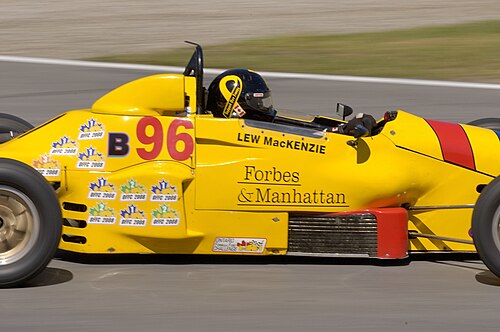 ルイス・マッケンジーがフォーミュラ・フォード・カーを運転