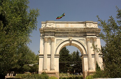 アフガニスタンの首都カブール近郊のパグマン庭園にあるタク・エ・ザファル（勝利の凱旋門）は、1919年の第三次アフガン戦争後のアフガニスタン独立を記念して建てられた。