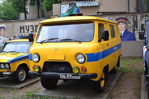 ミンスクで復元された UAZ-452 民兵バン 2014
