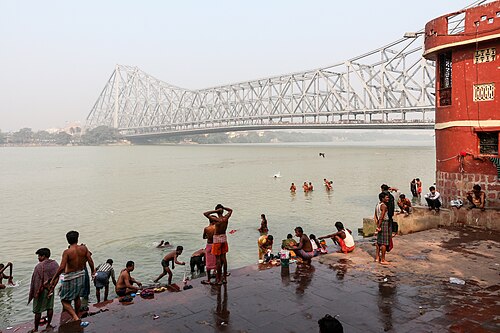 インド、コルカタのチョテラル・キ・ガートから見たハウラー橋。