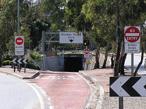 トンネルに入る道路には、トンネルがバス専用であることを示す標識がある