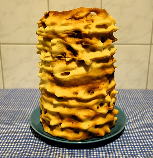 ヨーロッパの串焼きケーキは金属製の円筒の周りで焼かれます。