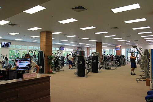 フィットネスセンターと体育館の建物内部。