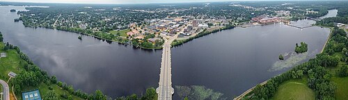 ウィスコンシン州道66号線がウィスコンシン川を渡り、スティーブンスポイントのダウンタウンへ向かう。
