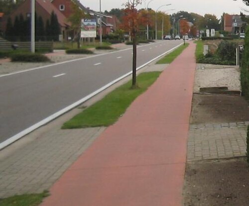 ベルギーのフラーンデレン州ミンダーハウトにある、道路から離れたフィエツパッドまたは自転車道。
