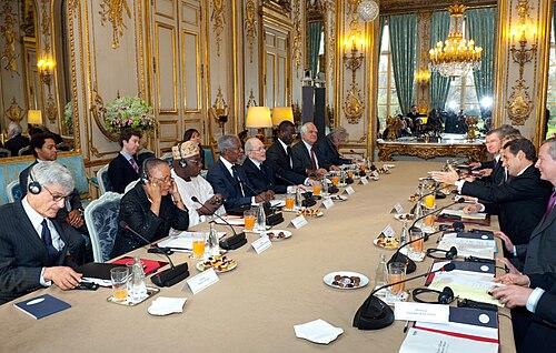 パネルメンバーが外国要人と会談。