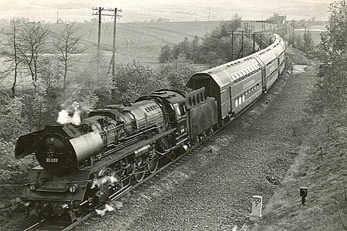 DRクラス22 032が牽引する、5両編成の連接式ドッペルストックグリーダーツーク編成（1964年頃）