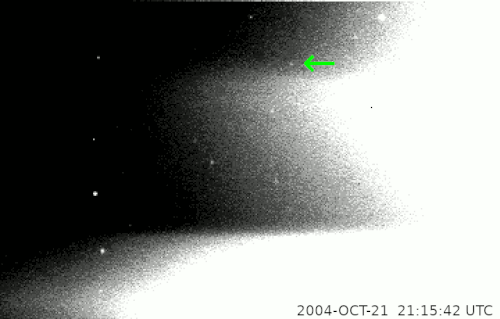 2004 年 10 月 21 日のカッシーニによるポリデウケスの発見画像には、静止した背景の星々を背景に動くかすかなピクセル化された点として月が写っている。画像は、右側から放射される土星の明るい光によって部分的に隠されている。